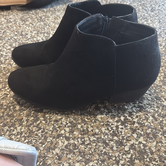 Unr8ed Elegant Black Suede Booties - Picture 2 of 3